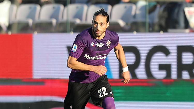 Bek klub sepak bola Fiorentina, Martín Cáceres, dinyatakan positif corona usai menjalani serangkaian tes yang digelar La Viola. - INDOSPORT