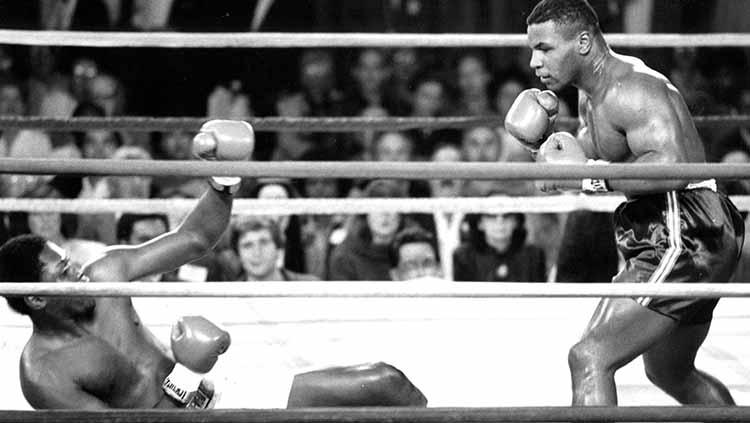 Pertandingan tinju kelas berat Mike Tyson vs Robert Colay, 1 November 1985. Copyright: The Ring Magazine/Getty Images