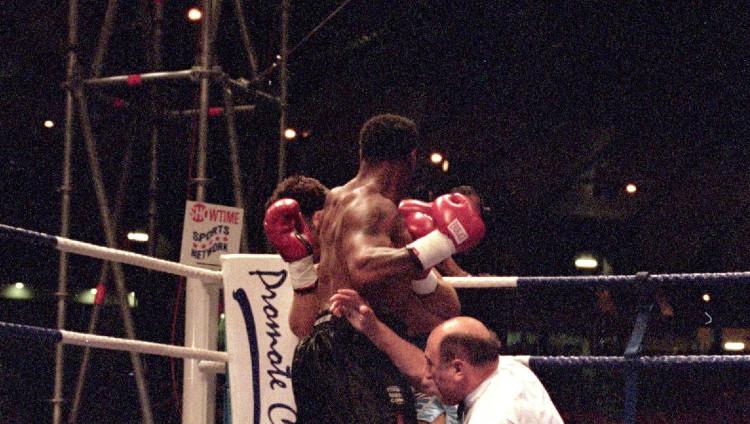 Pertandingan tinju kelas berat Mike Tyson vs Lou Savarese, 24 Juni 2000. Copyright: John Gichigi/Allsport via Getty Images
