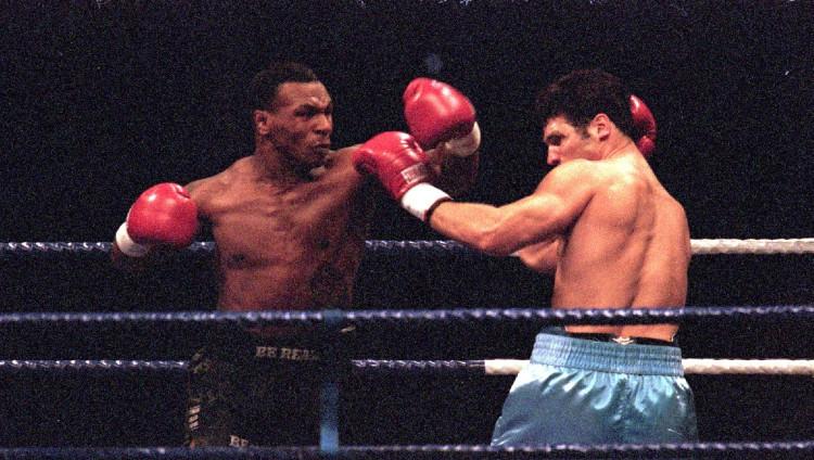 Pertandingan tinju kelas berat Mike Tyson vs Lou Savarese, 24 Juni 2000. Copyright: Mark Thompson/Allsport via Getty Images