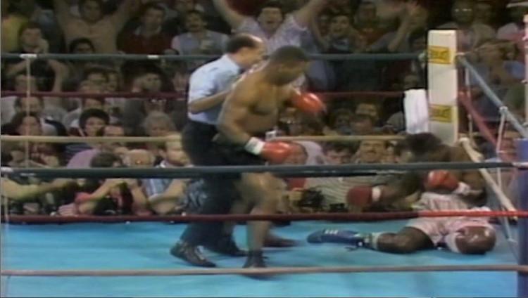 Pertandingan tinju kelas berat Mike Tyson vs Marvis Frazier, 26 Juli 1986. Copyright: pinterest.nz/boxinghallfame