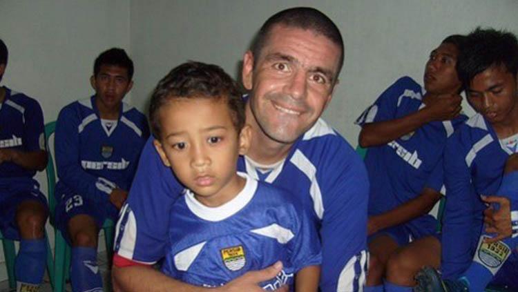 Mantan pemain Persib Bandung dan Persija Jakarta, Lorenzo Cabanas, bercerita saat awal belajar bahasa Indonesia malah diajari ngomong kasar ke wasit.