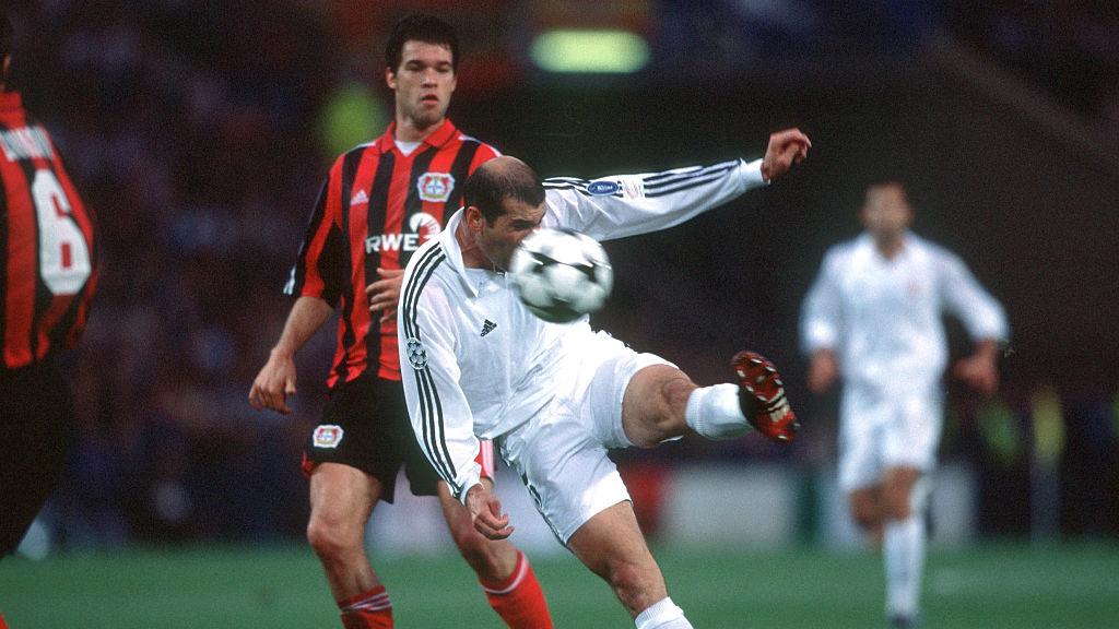Tendangan voli Zinadine Zidane yang hanya bisa diliat Michael Ballack di laga Real Madrid vs Bayer Leverkusen Copyright: sampics/Corbis via Getty Images