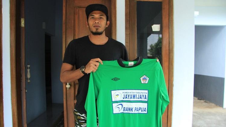 Galih Firmansyah memegang jersey Persiwa Wamena.