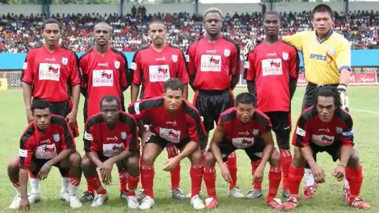 Eric Mabenga (jongkok, kedua dari kiri) bersama Skuat Persipura Jayapura di musim 2005.