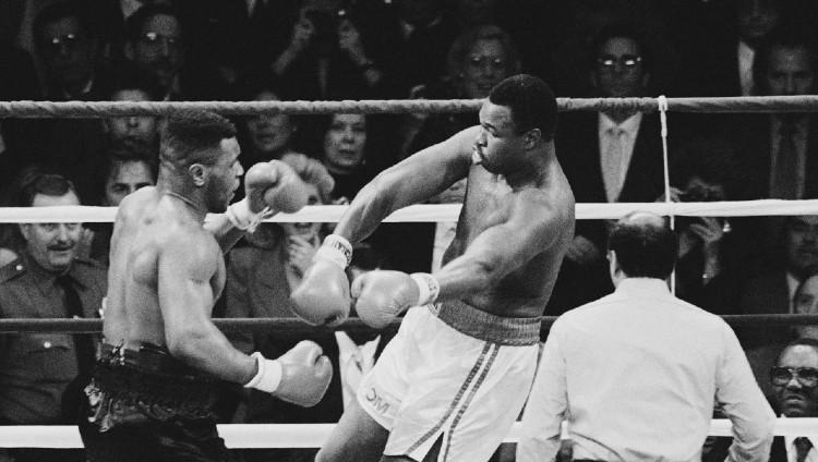 Pertandingan tinju kelas berat Larry Holmes vs Mike Tyson, 22 Januari 1988. Copyright: Chris Smith/Popperfoto via Getty Images
