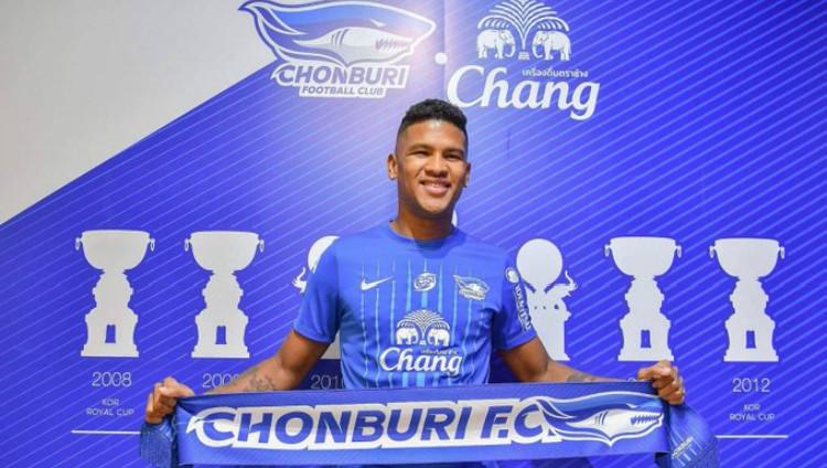 Striker asal Brasil Herlison Caion de Sousa Ferreira yang kini berkarier di Liga Thailand bersama Chonburi FC. Copyright: Twitter/@thaileague