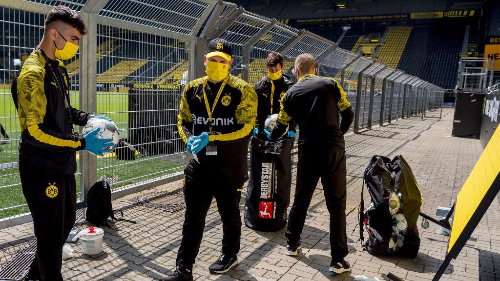 Bola untuk laga Borussia Dortmund vs Schalke 04 disemprot disinfektan.