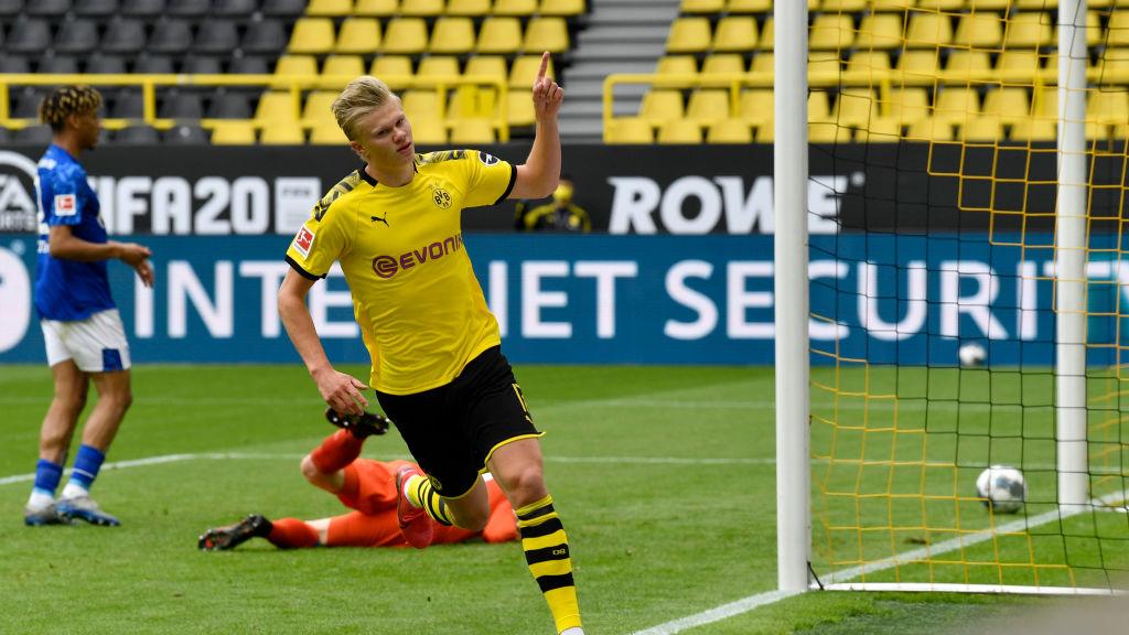 Erling Haaland merayakan golnya dalam laga Bundesliga Jerman antara Borussia Dortmund vs Schalke 04 Copyright: Martin Meissner/Pool via Getty Images