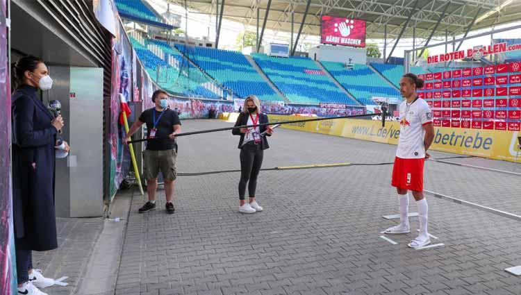 Pemain RB Leipzig Yussuf Poulsen Diwawancarai dari jarak jauh usai laga Bundesliga.