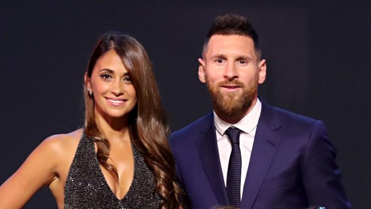 Antonela Roccuzzo hadir menyaksikan suaminya, Lionel Messi, mengangkat piala penghargaan pemain terbaik FIFA 2022, Senin (27/02/23), dini hari WIB. - INDOSPORT