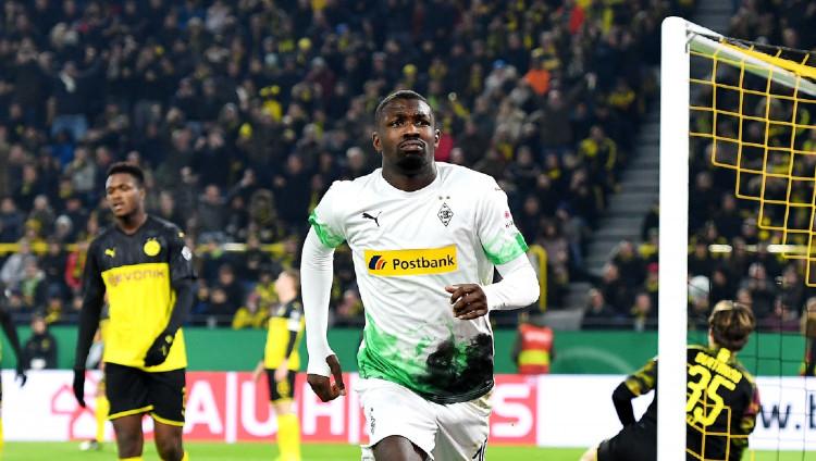 Buruan mulai bertumbangan, striker incaran klub Liga Italia (Serie A), AC Milan yang kini membela Borussia Monchengladbach, Marcus Thuram, ingin ke Barcelona. - INDOSPORT