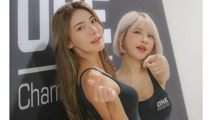Ring Girl seksi Maeng Nahyung (kanan).