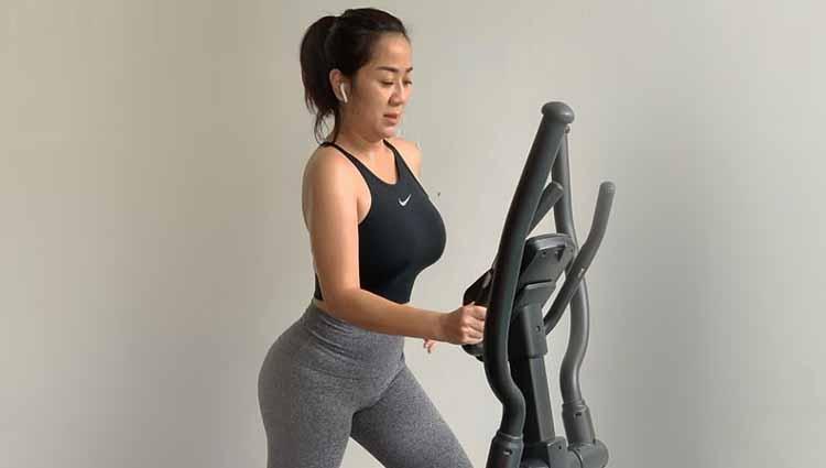 Selebgram kenamaan Indonesia, Tante Ernie, kembali menjadi sorotan usai berpose memamerkan bokongnyaa yang padat dan seksi.