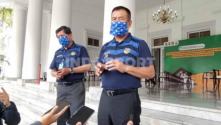 Komisaris PT Persib Bandung Bermartabat (PBB), Umuh Muchtar, ‎seusai menyerahkan bantuan berupa 50.000 masker, 2500 alat pelindung diri (APD) dan 1 unit ventilator dari Persib kepada Gugus Tugas Percepatan Penanggulangan Covid-19 Jawa Barat. - INDOSPORT