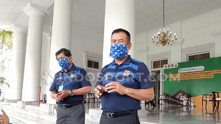 omisaris PT Persib Bandung Bermartabat (PBB), Umuh Muchtar, ‎seusai menyerahkan bantuan berupa 50.000 masker, 2500 alat pelindung diri (APD) dan 1 unit ventilator dari Persib kepada Gugus Tugas Percepatan Penanggulangan Covid-19 Jawa Barat di Gedung Pak Copyright: Arif Rahman/INDOSPORT