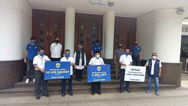 Manajemen Persib menyerahkan bantuan untuk menangani pandemi covid-19 kepada Pemerintah Kota (Pemkot) Bandung di Balai Kota, Kota Bandung, Rabu (20/5/20).