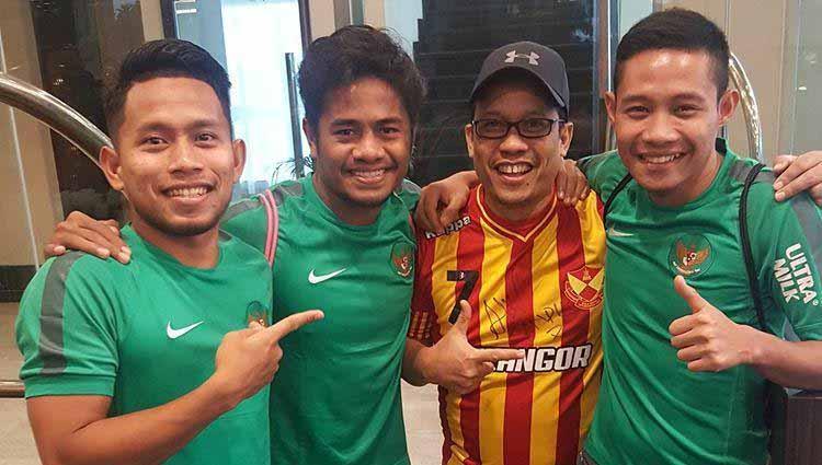 Haryono bersama 3 pemain Timnas Indonesia.