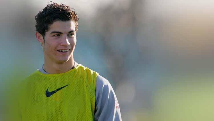 Potongan rambut Cristiano Ronaldo di awal kariernya di Manchester United, membiarkan bagian atas lebih tebal.