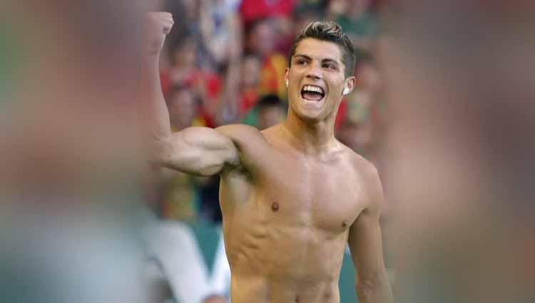 Pada tahun 2004, Cristiano Ronaldo mulai dengan gaya rambut yang lebih pendek.