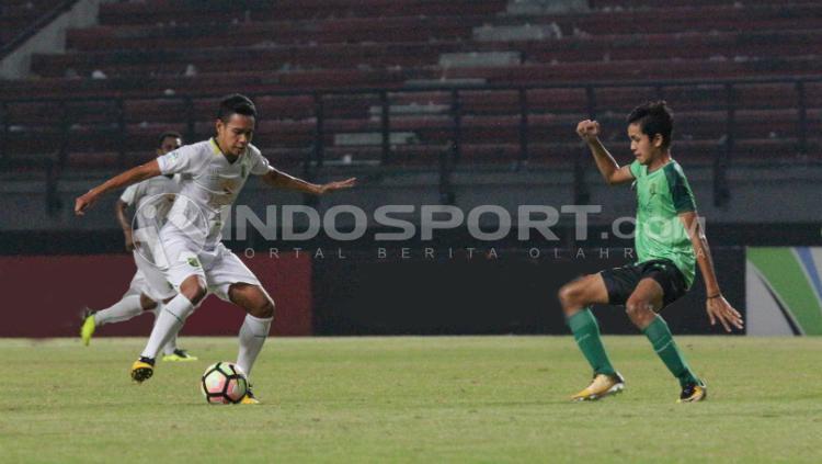 Misbakus Solikin dan Beny Wahyudi mumpuni di lapangan hijau. Namun, dalam sepak bola virtual lewat game FIFA, siapa lebih unggul?
