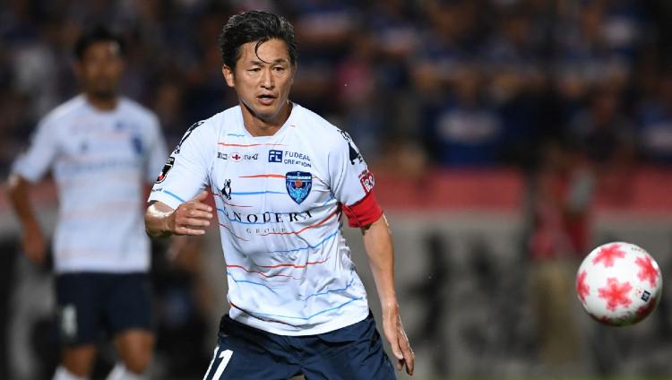 Kazuyoshi Miura memecahkan rekor sebagai pesepakbola tertua yang tampil di kompetisi profesional kala diturunkan oleh Yokohama FC. - INDOSPORT