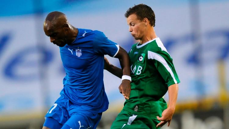 Gomes Arlindo Semedo (kiri) dibayangi Kristof D Haene (kanan) pada laga Cercle Brugge vs Anorthosis Famagusta, 29 Juli 2010. Copyright: Bruno Fahy-John Thys/AFP via Getty Images
