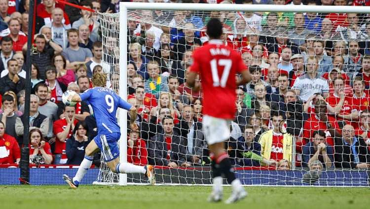 Mantan bintang klub Liga Inggris, Chelsea, Fernando Torres (kiri) saat gagal mencetak gol ke gawang Manchester United. Copyright: Peter Byrne/GettyImages