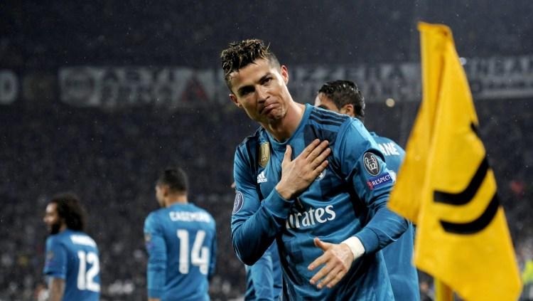 Cristiano Ronaldo memiliki uang lebih dari 1 miliar dolar AS serta menjadi pesepak bola pertama yang memecahkan rekor baru setara pegolf Tiger Wood. - INDOSPORT