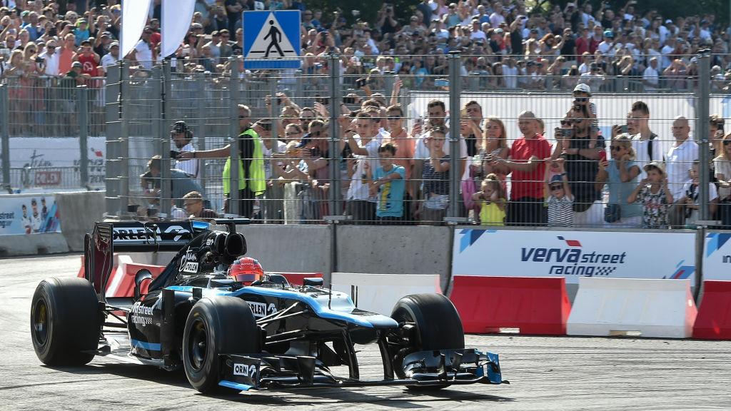 Robert Kubica saat mengendarai mobil F1 Williams Racing Copyright: Michal Fludra/NurPhoto via Getty Images