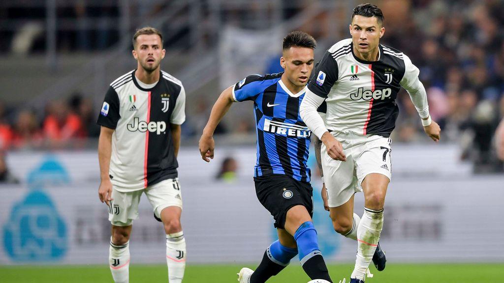 Lautaro Martinez (tengah) saat berduel dengan eks megabintang Man United, Cristiano Ronaldo di laga Inter Milan vs Juventus - INDOSPORT