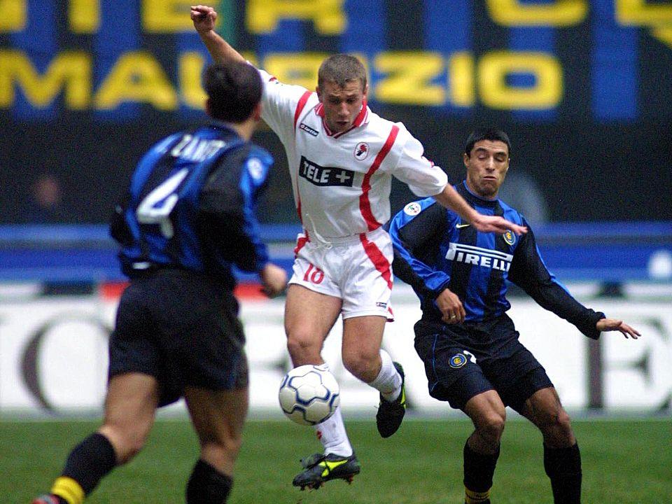 Antonio Cassano (tengah) saat masih membela Bari, dijaga ketat oleh Ivan Cordoba dan Zavier Zanetti Copyright: Grazia Neri/ALLSPORT