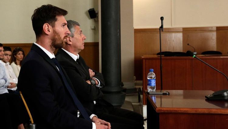 Lionel Messi dan ayahnya, Jorge Messi saat disidang karena berurusan dengan pajak di Spanyol Copyright: Pool/GettyImages