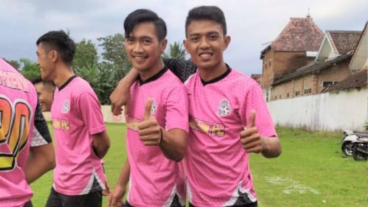 Pemain Arema FC, Dedik Setiawan, bersama Jayus Hariono.