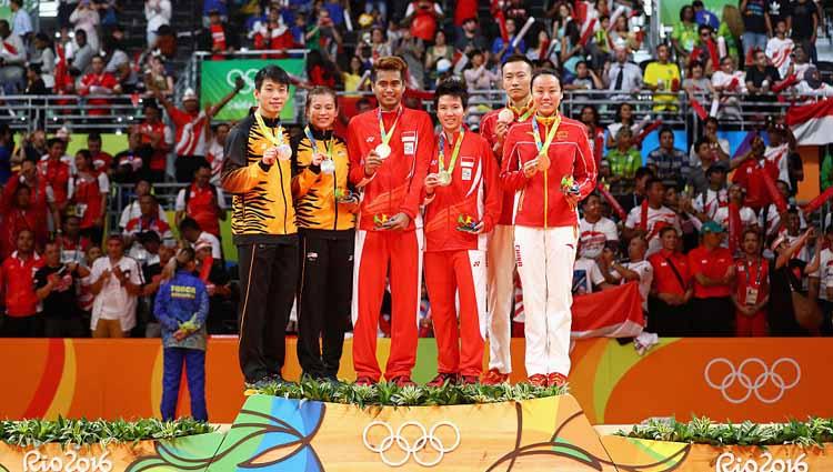 Dari kiri Peng Soon Chan dan Liu Ying Goh (Malaysia), Tontowi Ahmad dan Liliyana Natsir (Indonesia) dan Nan Zhang dan Yunlei Zhao (Cina) saat di podium usai perebutan Medali Emas Ganda Campuran Olimpiade Rio 2016 di Rio de Janeiro, Brasil.