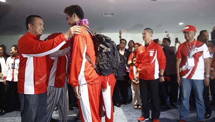 Pemain bulutangkis Indonesia Liliyana Natsir dan Tantowi Ahmad saat disambut mantan Menpora Imam Nahrawi usai tiba dari Bandara Sukarno Hatta, Tangerang.