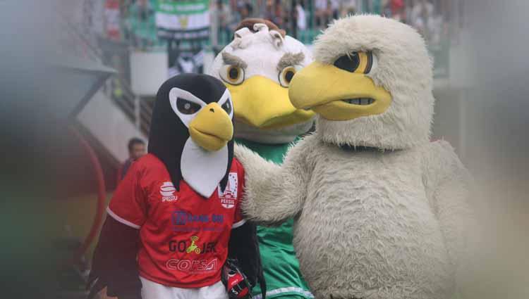 Maskot Persis Solo, Juna, berfoto dengan maskot PSS Sleman, Falcao. Copyright: Persis Solo