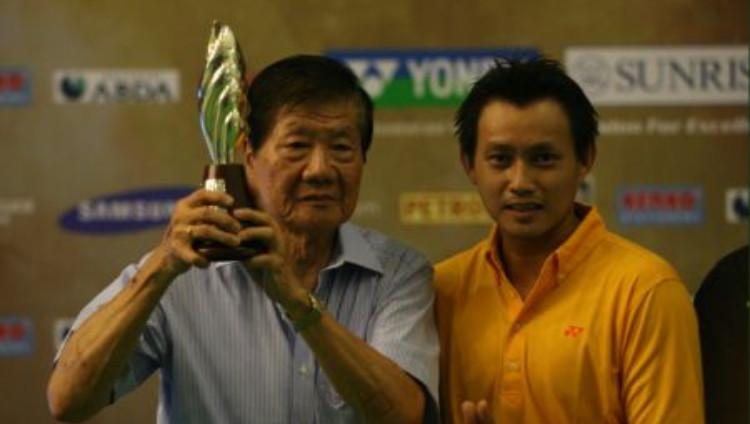 Legenda bulutangkis Indonesia Tan Thiam Beng (kiri) dan Candra Wijaya (kanan). Copyright: bulutangkis.com