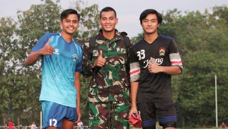 Ravi Murdianto (tengah) bersama kiper alumni Diklat Salatiga. Copyright: Instagram @ravimurdianto95