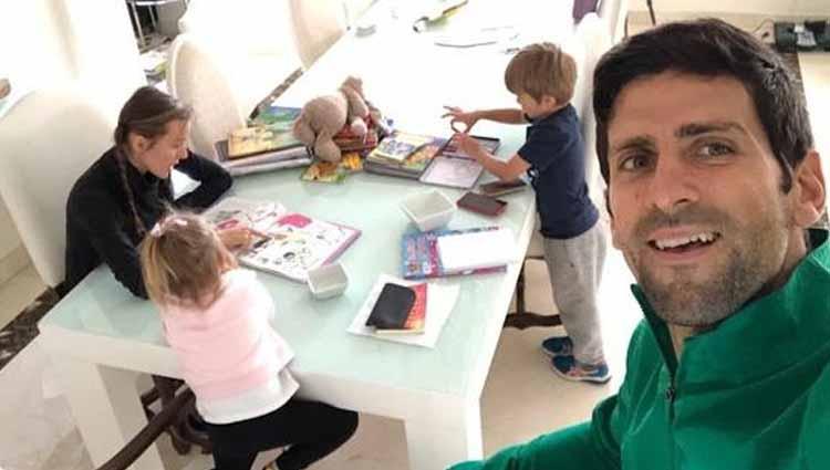 Novak Djokovic menikmati karantina bersama keluarganya di rumah mewahnya, Marbella, Spanyol. Copyright: essentiallysports