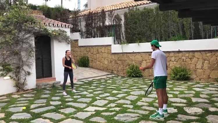 Disela karantina Novak Djokovic menyempatkan untuk bermain tenis bersama istri. Copyright: essentiallysports