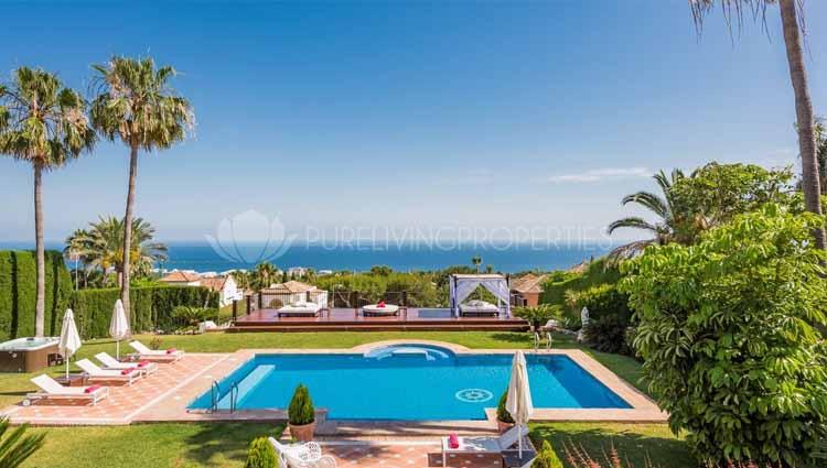 Properti ini juga mencakup kolam renang besar, di Marbella dengan pemandangan laut yang menakjubkan. Copyright: twitter@97InThe5th/purelivingproperties