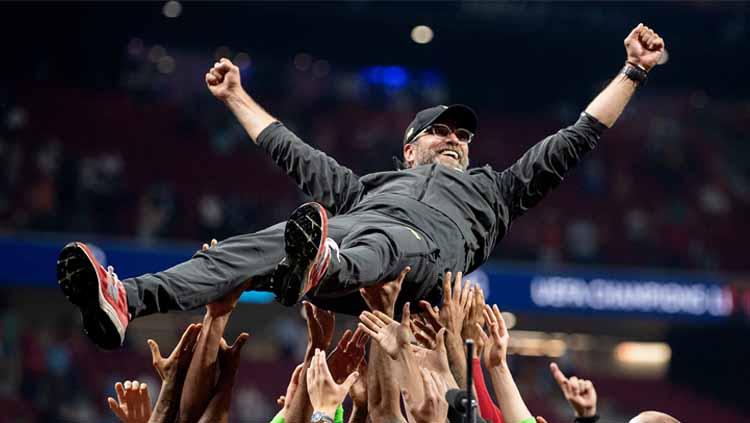 Pemain Liverpool merayakan kemenangan dengan selebrasi bersama pelatih mereka, Jurgen Klopp.