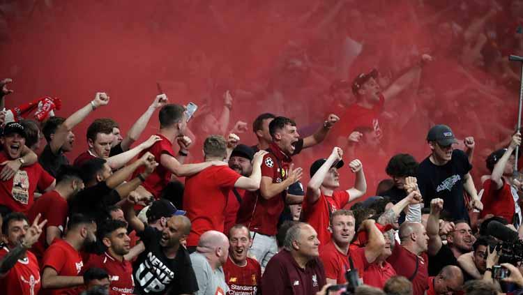 Selebrasi fans Liverpool saat Divock Origi mencetak gol penentu kemengan Liverpool atas Tottenham Hotspurs Copyright: Burak Akbulut/Anadolu Agency/Getty Images