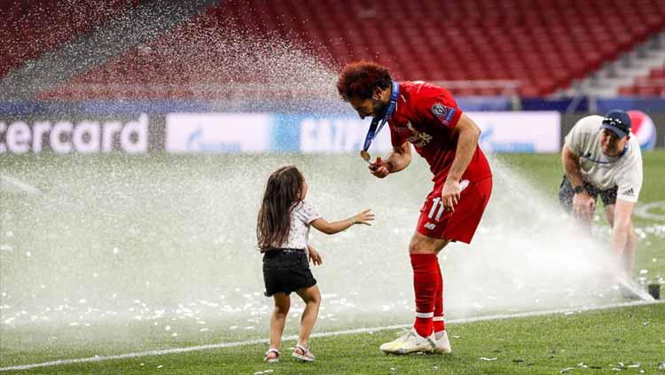 Mohamed Salah merayakan kemenangan bersama sang anak.