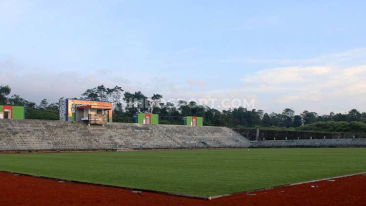 Stadion modern ini dirancang tanpa lintasan lari seperti stadion kebanyakan di Indonesia.
