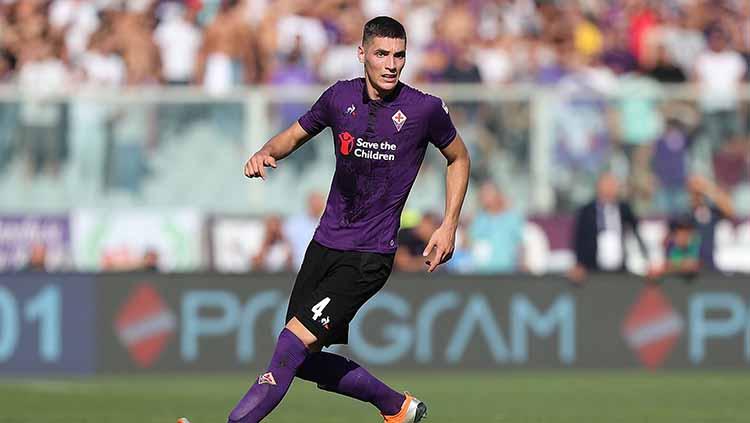 Melansir laporan media lokal Italia, Calciomercato, Manchester United ditengarai tengah gencar-gencarnya memonitor bek jangkung milik Fiorentina, Nikola Milenko - INDOSPORT