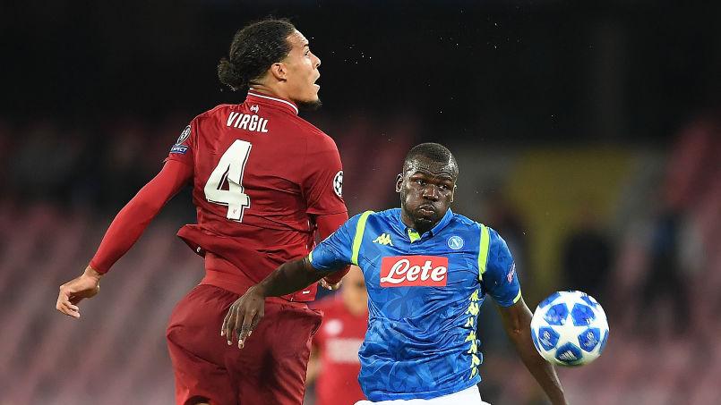 Virgil van Dijk vs Kalidou Koulibaly dalam laga Liga Champions Napoli vs Liverpool Copyright: Francesco Pecoraro/Getty Images