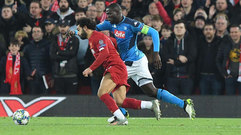 Mohamed Salah mendapat penjagaan ketat dari Kalidou Koulibaly di ajang Liverpool vs Napoli Copyright: SSC NAPOLI/SSC NAPOLI via Getty Images