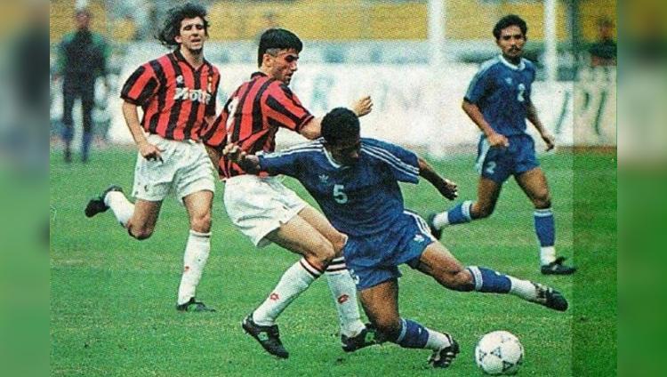 Momen Persib Bandung vs AC Milan di Stadion Siliwangi, Jawa Barat, 1994. Copyright: Twitter/@persib